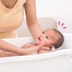 4 Tips Memandikan Bayi dengan Sabun Bayi yang Tepat