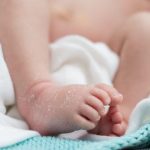 Benarkah Penggunaan Sabun Bayi yang Salah Akan Membuat Kulit Si Kecil Mengelupas?