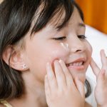 Mengapa Sunscreen Harus di Reapply Berulang Kali pada Anak?